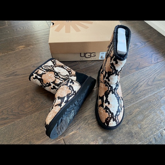 $$SOLD$$ UGG boots Classic Short - Picture 4 of 5